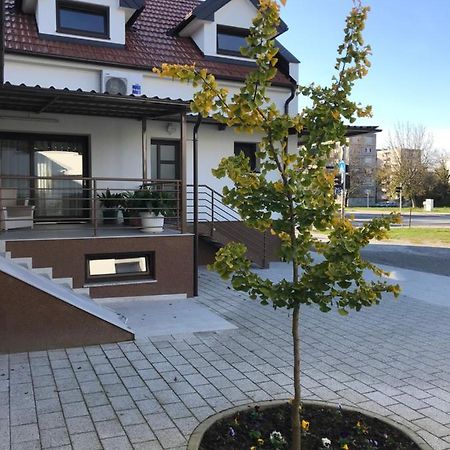 Eva Rooms & Studio Apartment Karlovac Exterior photo