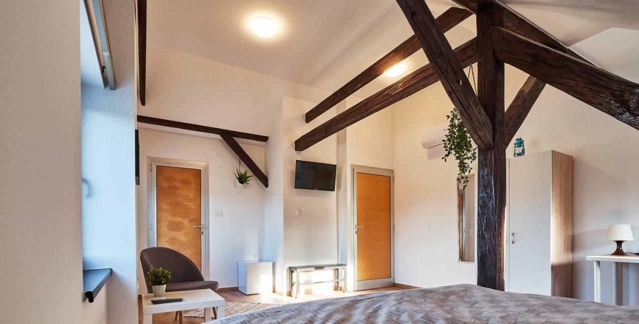Eva Rooms & Studio Apartment Karlovac Exterior photo